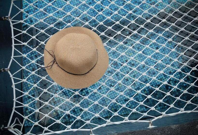 هتل A Rock Resort Langkawi Coral Reefs