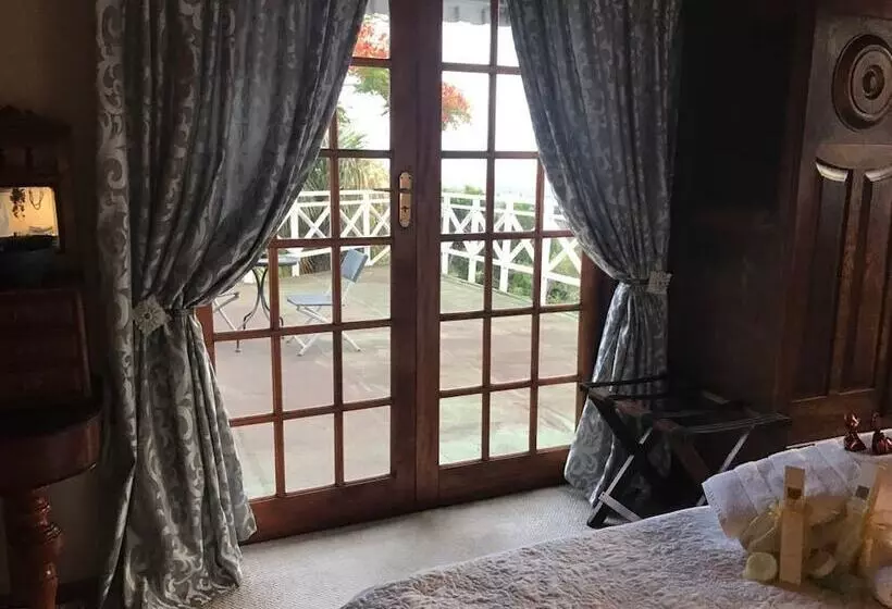 Hotelli Onthesummit Lodge & Conference Venue