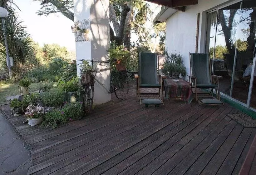 Hotelli Onthesummit Lodge & Conference Venue