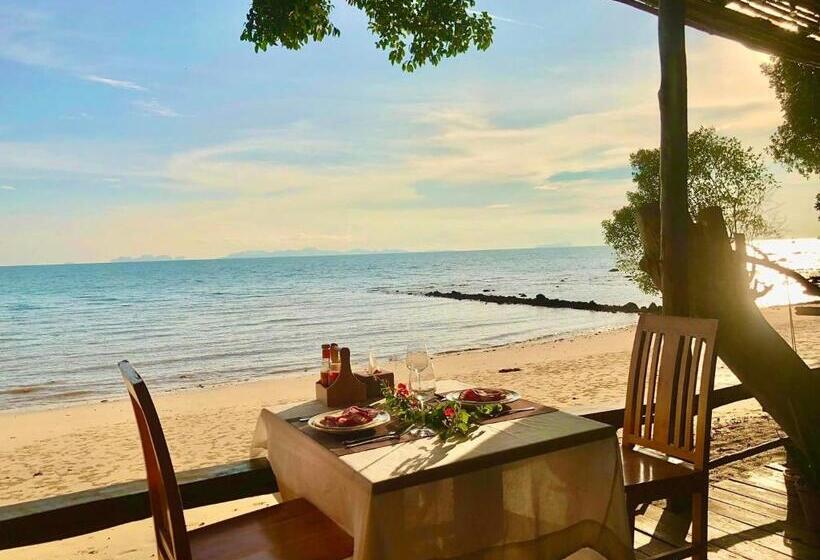 هتل Koh Jum Ocean Beach Resort