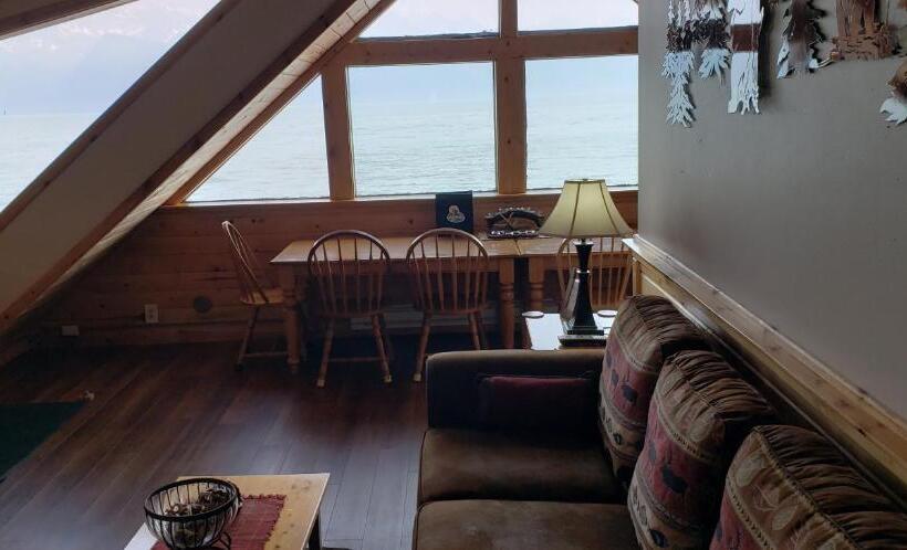 هتل Resurrection Lodge On The Bay