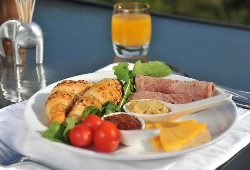 هتل The Elephant Camp