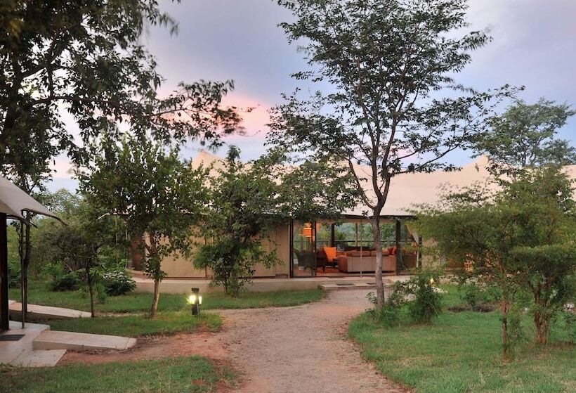 هتل The Elephant Camp