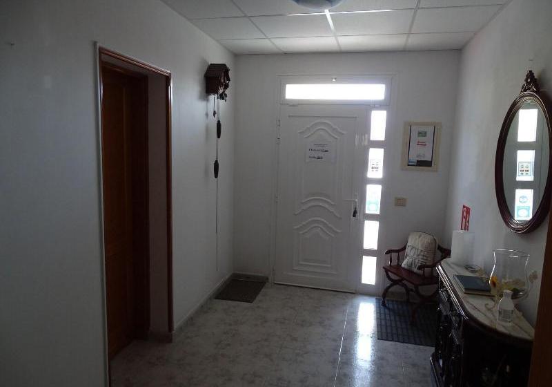 Rickaty Lodge Bed And Breakfast, Hotel De Aeropuerto, Plane Spotting Hotel, Las Palmas Airport, Gran