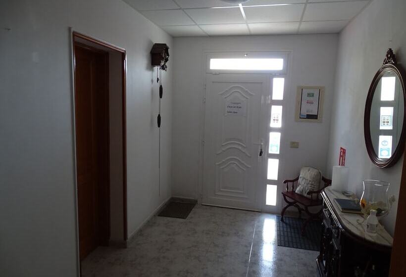 Rickaty Lodge Bed And Breakfast, Hotel De Aeropuerto, Plane Spotting Hotel, Las Palmas Airport, Gran