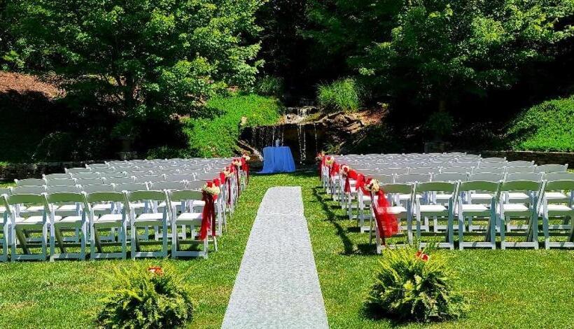 Отель The Lodge At Flat Rock