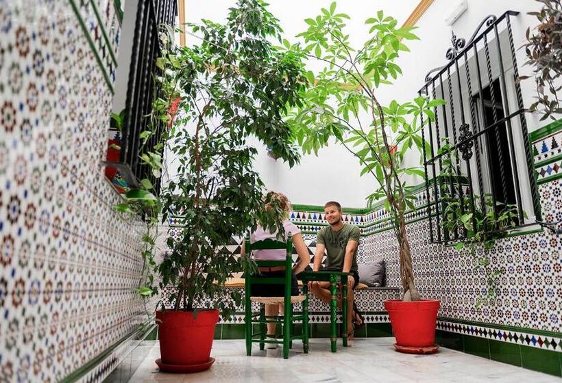 پانسیون Hostel Triana Backpackers