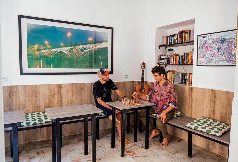 پانسیون Hostel Triana Backpackers