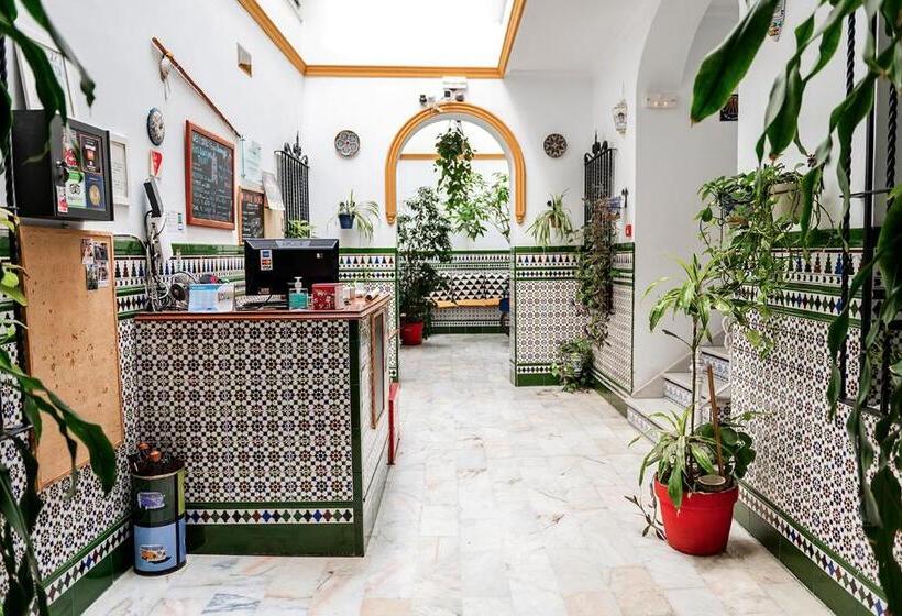 پانسیون Hostel Triana Backpackers