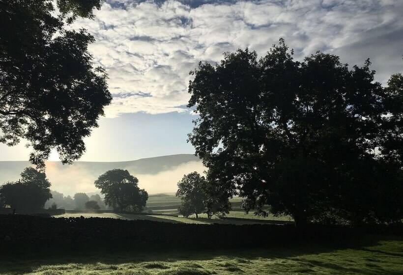 مسافرخانه Craven Shepherd Huts