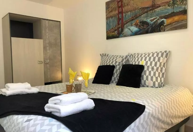 Le Clos Du Square   Climatisé