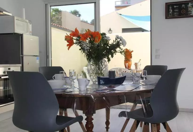 Le Clos Du Square   Climatisé