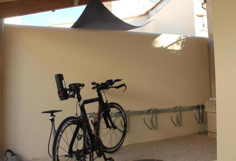 Le Clos Du Square   Climatisé