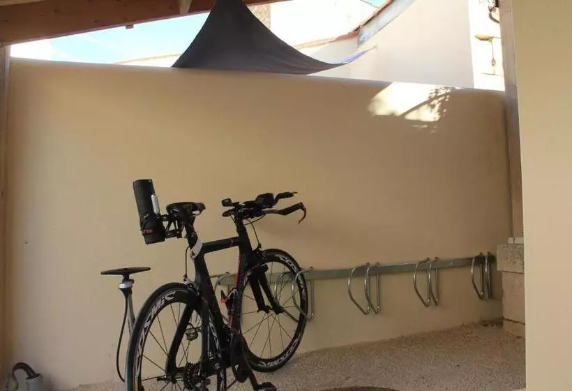 Le Clos Du Square   Climatisé