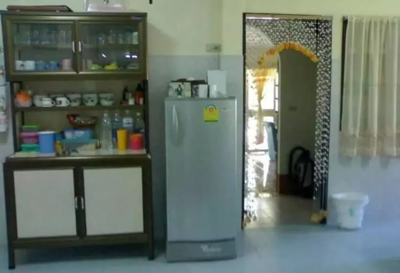 ペンション Sunflower Guest House Lopburi