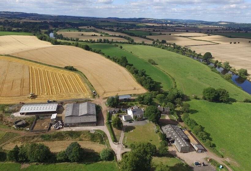 مبيت وإفطار Benhall Farm Holidays