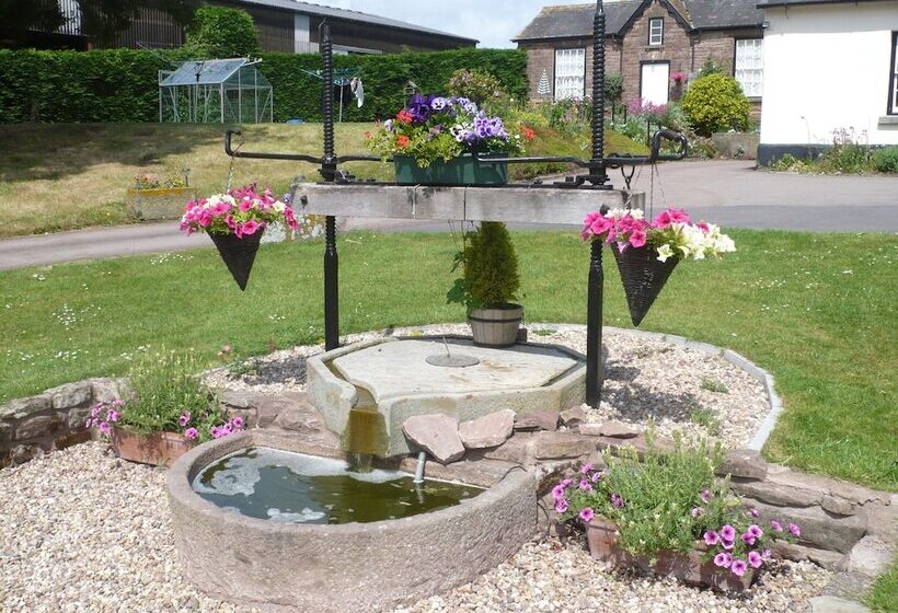 مبيت وإفطار Benhall Farm Holidays