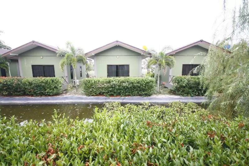 هتل Long Lake Resort