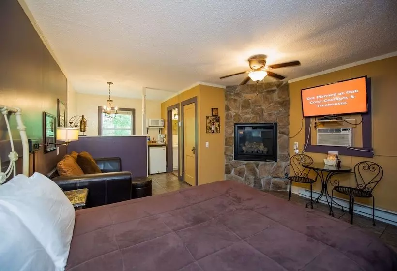 Oak Crest Cottages & Treehouses