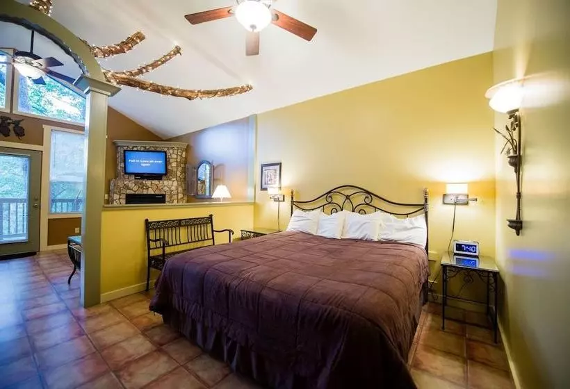 Oak Crest Cottages & Treehouses