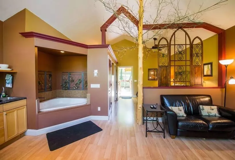 Oak Crest Cottages & Treehouses