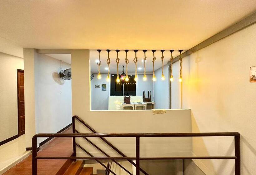 Baan At Khaosan Hostel