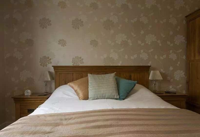 Aamiaismajoitus (B&B) The Old Clubhouse, In Lacock Village