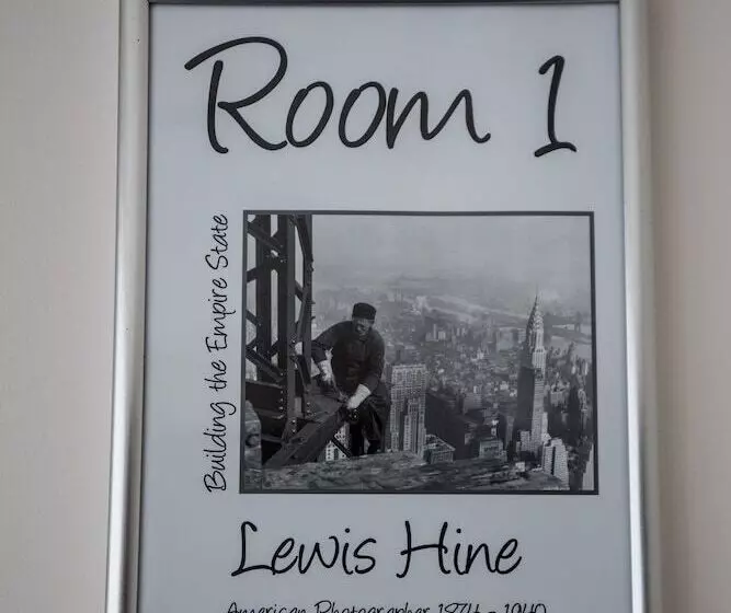 Aamiaismajoitus (B&B) The Old Clubhouse, In Lacock Village