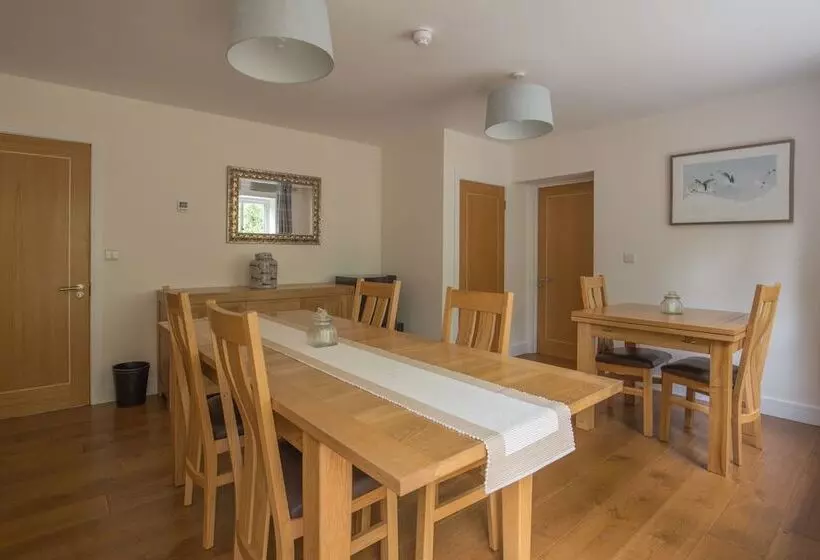 Aamiaismajoitus (B&B) The Old Clubhouse, In Lacock Village