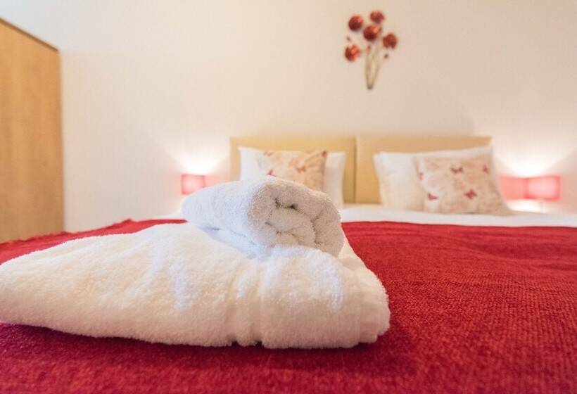 Hamilton Grace The Quadrant