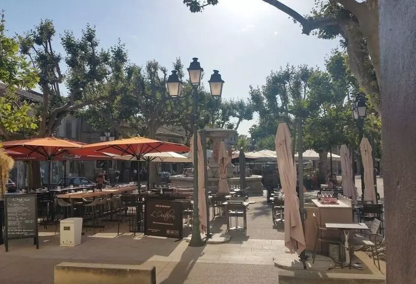 هتل Hôtel Restaurant L Oustaloun