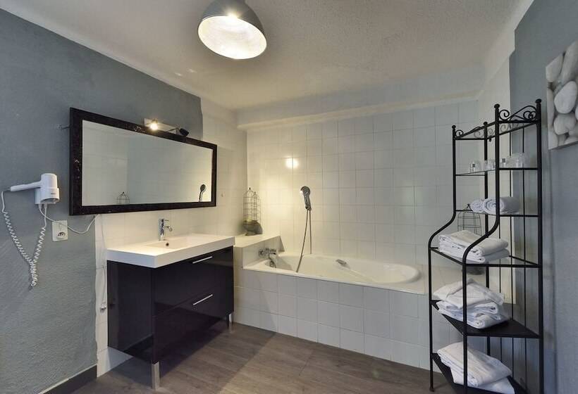 Отель Hôtel Restaurant L Oustaloun