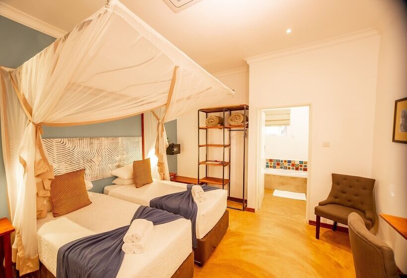 هتل Phezulu Guest Lodge