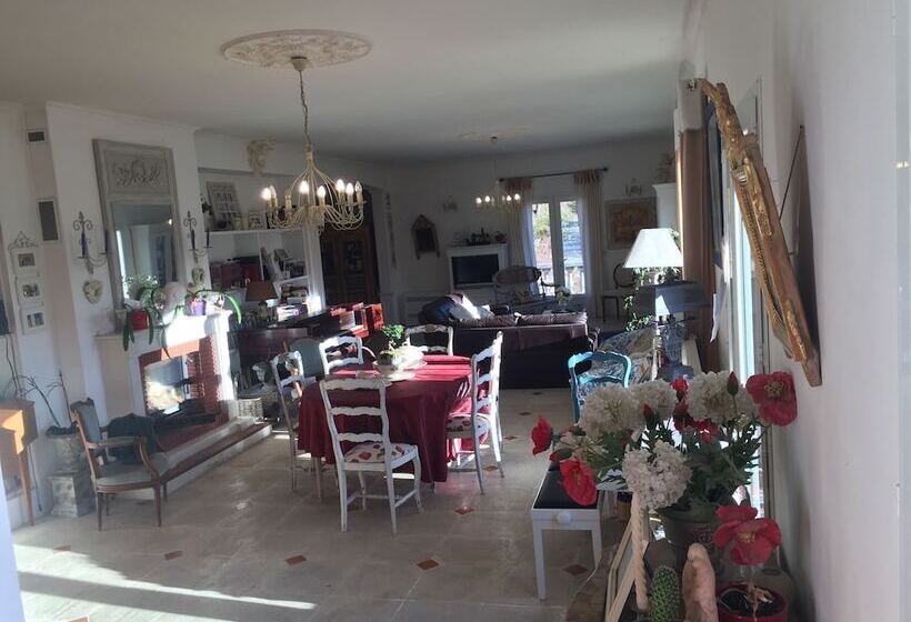 פנסיון Bastide De Valvérane