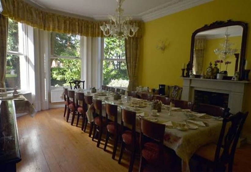 بنسيون Glenmore Manor Guesthouse