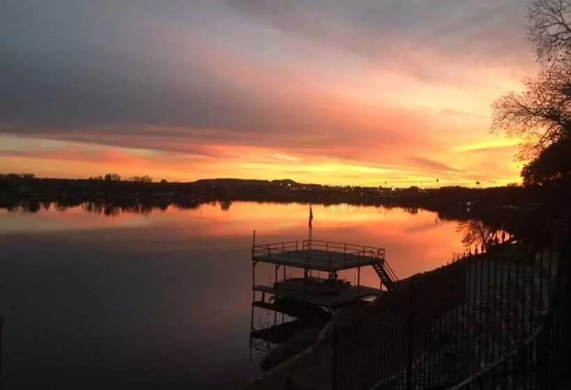 تختخواب و صبحانه Captain's House On The Lake