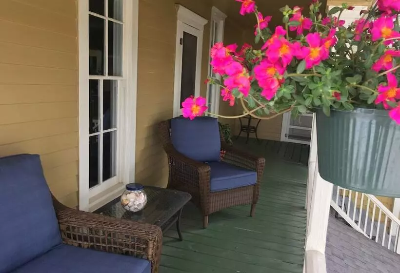 تختخواب و صبحانه Captain's House On The Lake