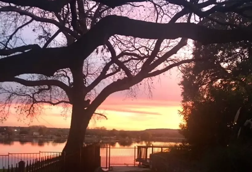 تختخواب و صبحانه Captain's House On The Lake