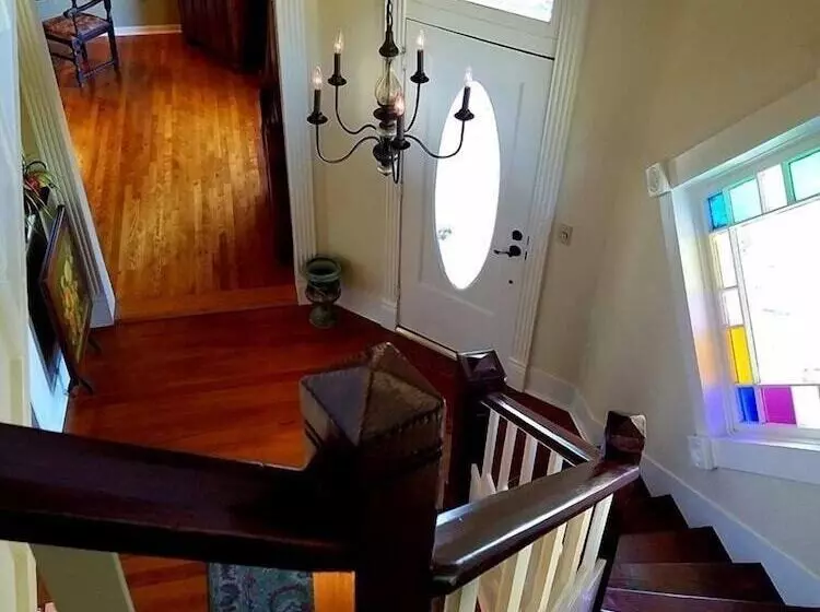 تختخواب و صبحانه Captain's House On The Lake