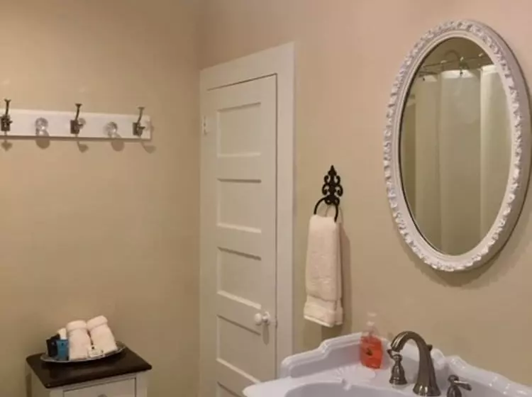 تختخواب و صبحانه Captain's House On The Lake