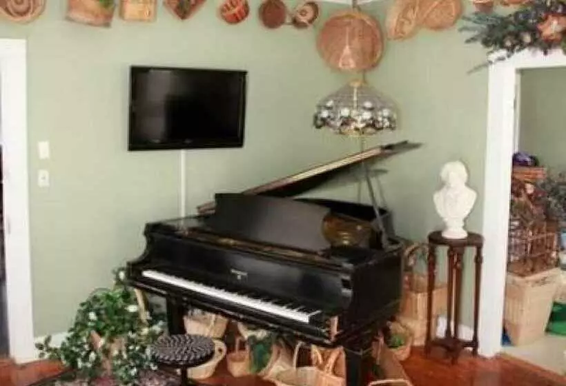 Aamiaismajoitus (B&B) Music Garden Mansion