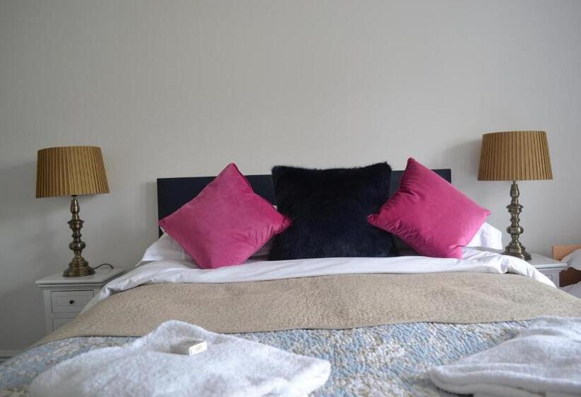 Хостел The Nags Head Room Only Accommodation