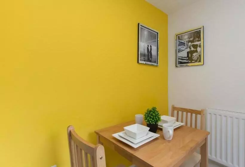 ペンション Townhouse @ West Avenue Crewe