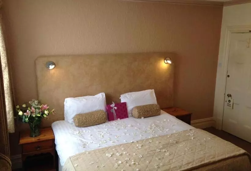 The Carre Arms Hotel & Restaurant