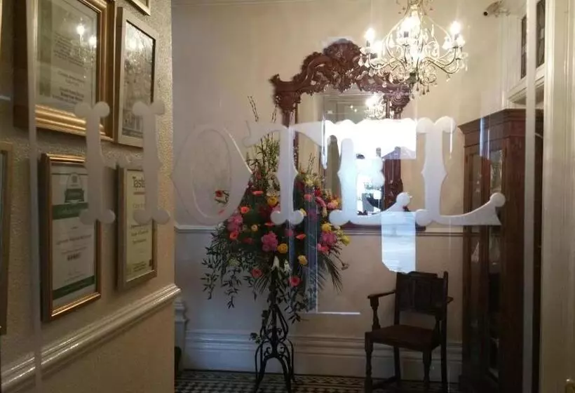 The Carre Arms Hotel & Restaurant