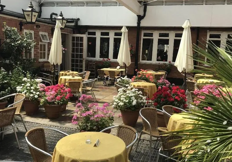 The Carre Arms Hotel & Restaurant