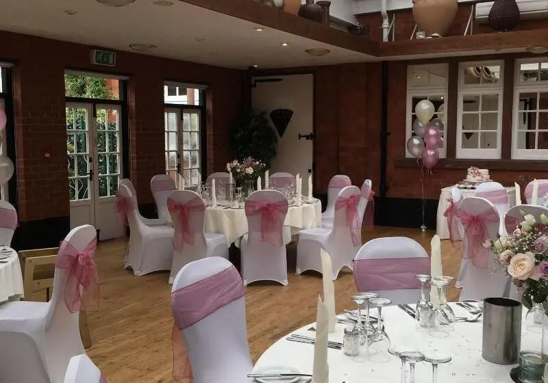 The Carre Arms Hotel & Restaurant