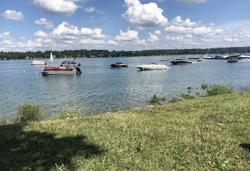 모텔 Skaneateles Inn On 20