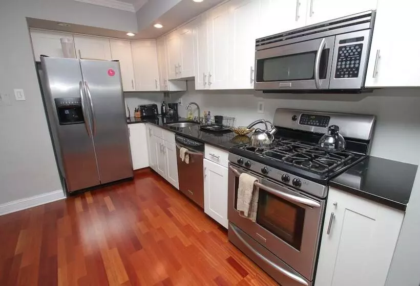 Renaissance Properties   21 & Chestnut