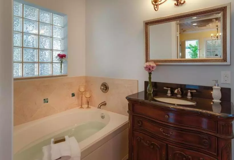 Seaglass Inn Bed And Breakfast